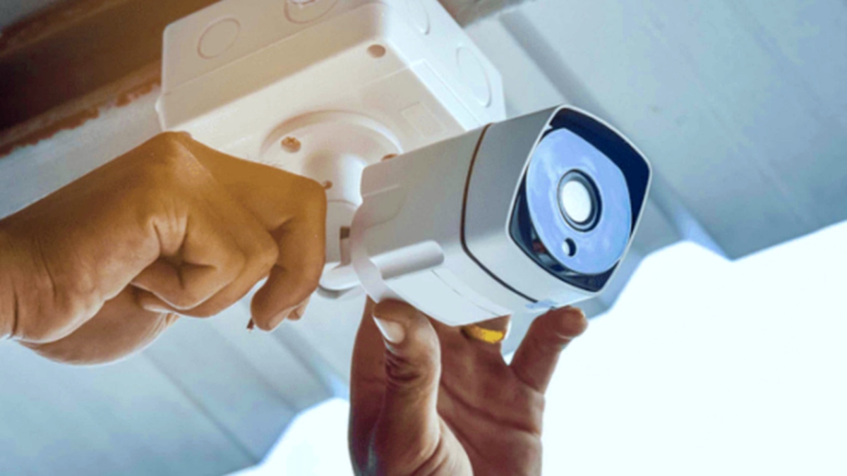 Teknisi CCTV saat bekerja